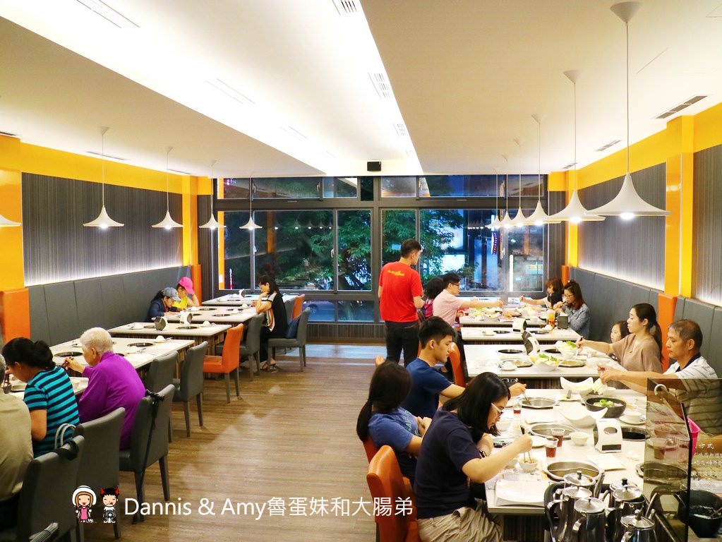 《新竹竹北火鍋》阿官火鍋專家一個人也可以吃的鴛鴦火鍋份量十足湯頭口味選擇多。湯頭食材推薦。周年慶優惠分享︳影片