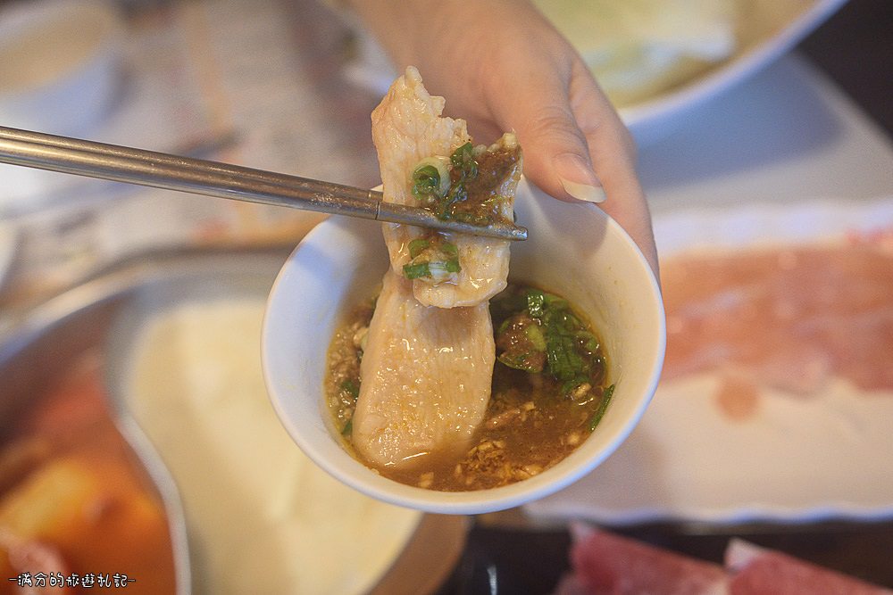 新竹竹北火鍋》冬季鍋物 阿官火鍋專家 個人獨享鴛鴦鍋 火鍋百搭的阿官沙茶醬 - 滿分的旅遊札記