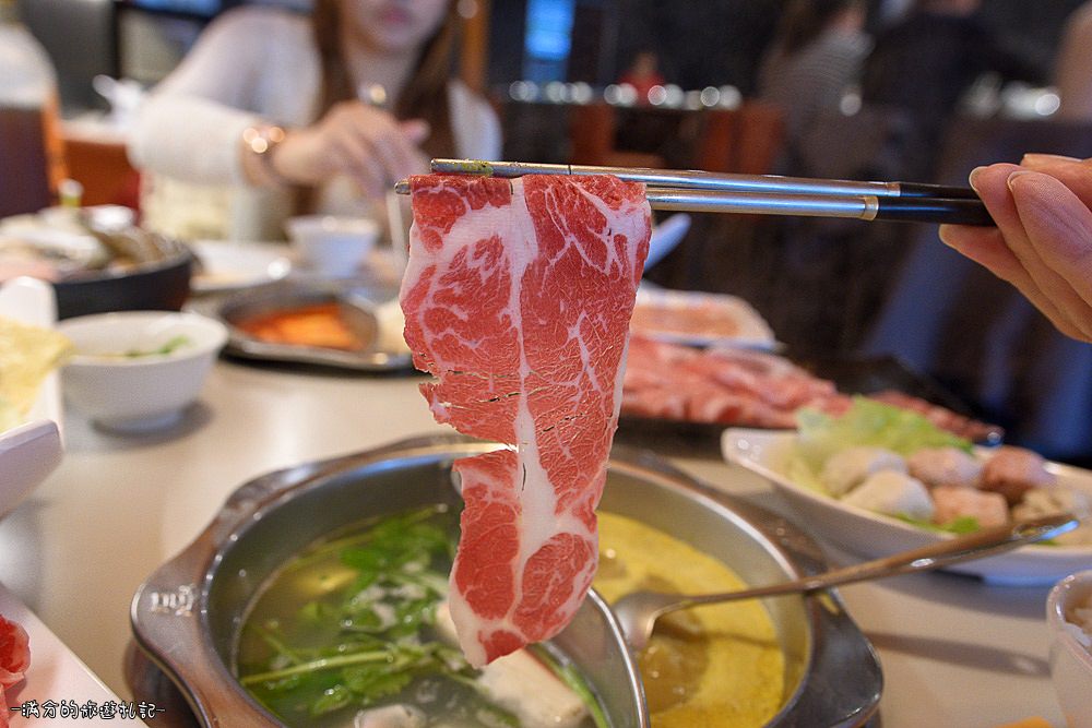 新竹竹北火鍋》冬季鍋物 阿官火鍋專家 個人獨享鴛鴦鍋 火鍋百搭的阿官沙茶醬 - 滿分的旅遊札記