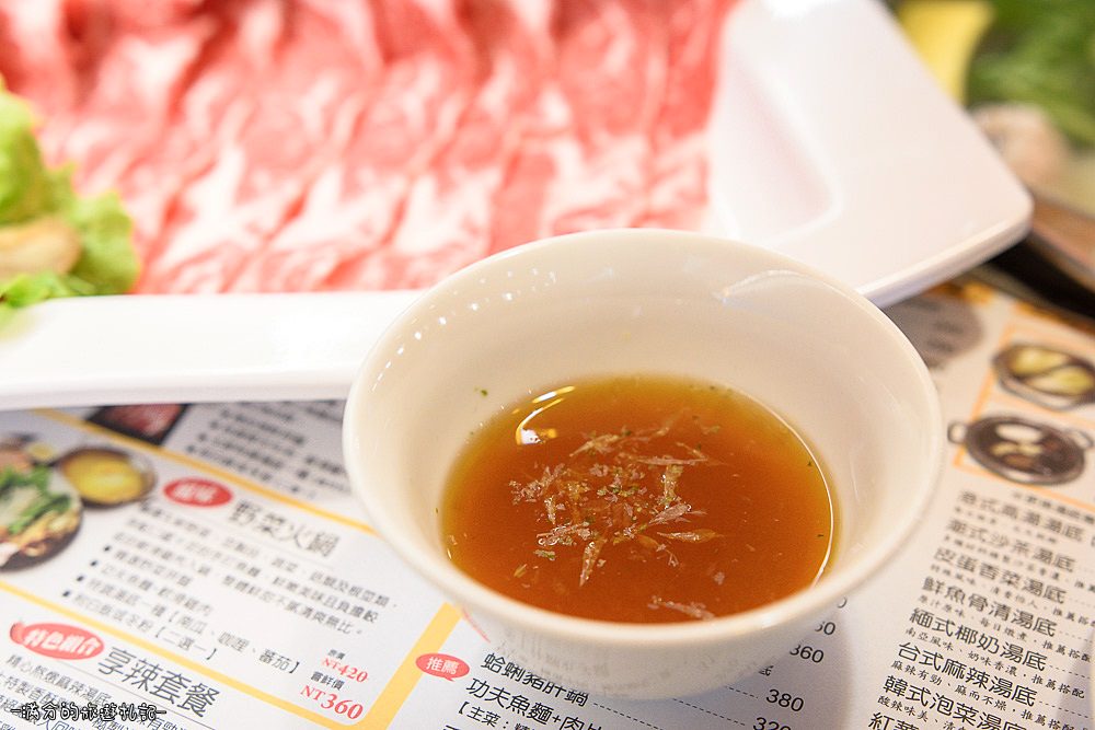 新竹竹北火鍋》冬季鍋物 阿官火鍋專家 個人獨享鴛鴦鍋 火鍋百搭的阿官沙茶醬 - 滿分的旅遊札記