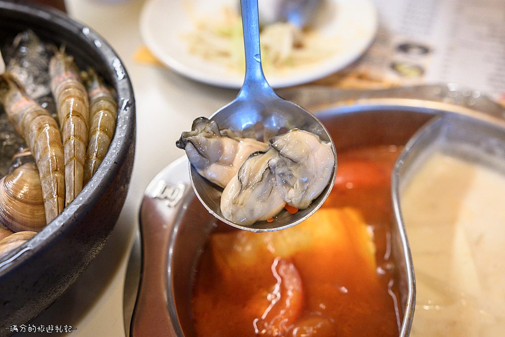 新竹竹北火鍋》冬季鍋物 阿官火鍋專家 個人獨享鴛鴦鍋 火鍋百搭的阿官沙茶醬 - 滿分的旅遊札記