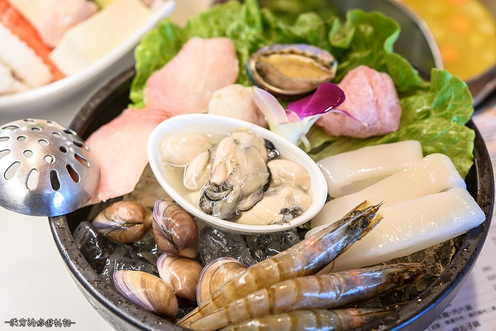 新竹竹北火鍋》冬季鍋物 阿官火鍋專家 個人獨享鴛鴦鍋 火鍋百搭的阿官沙茶醬 - 滿分的旅遊札記
