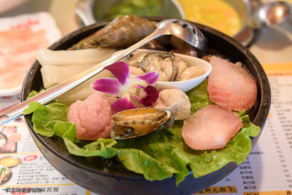 新竹竹北火鍋》冬季鍋物 阿官火鍋專家 個人獨享鴛鴦鍋 火鍋百搭的阿官沙茶醬 - 滿分的旅遊札記