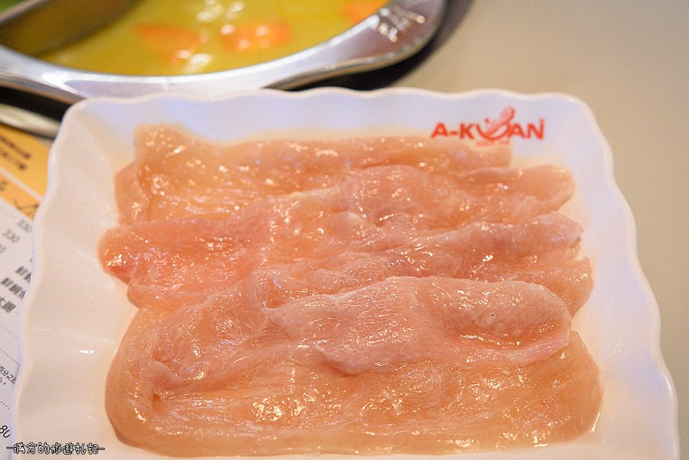 新竹竹北火鍋》冬季鍋物 阿官火鍋專家 個人獨享鴛鴦鍋 火鍋百搭的阿官沙茶醬 - 滿分的旅遊札記