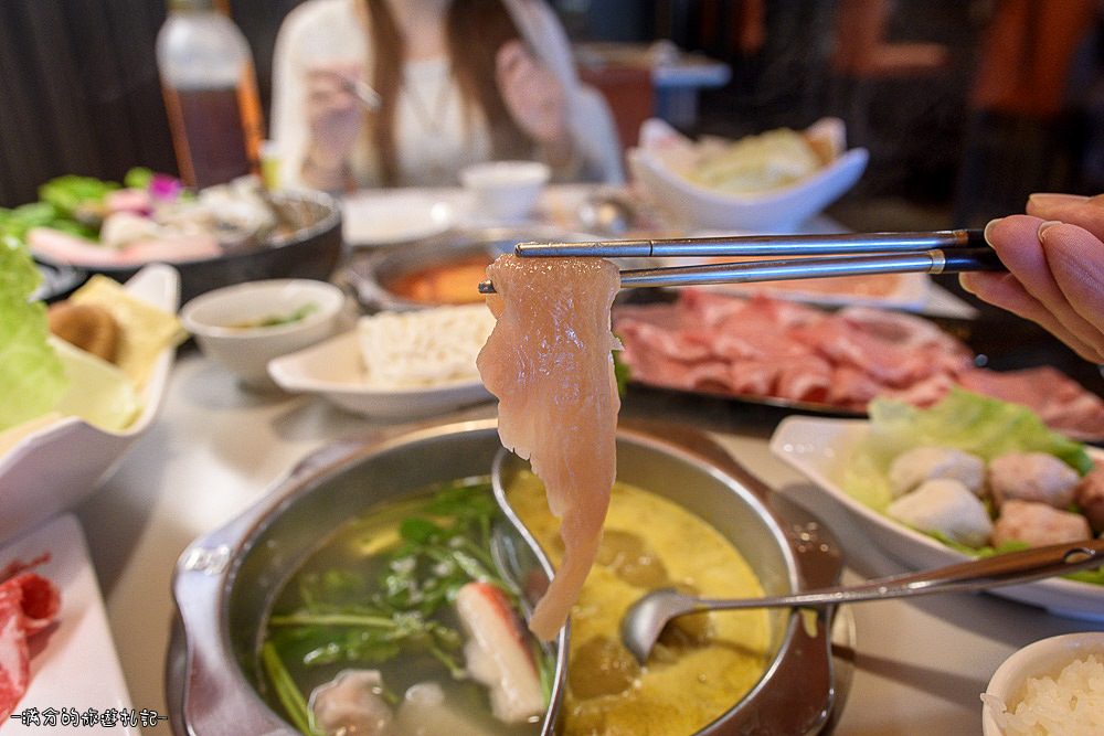 新竹竹北火鍋》冬季鍋物 阿官火鍋專家 個人獨享鴛鴦鍋 火鍋百搭的阿官沙茶醬 - 滿分的旅遊札記