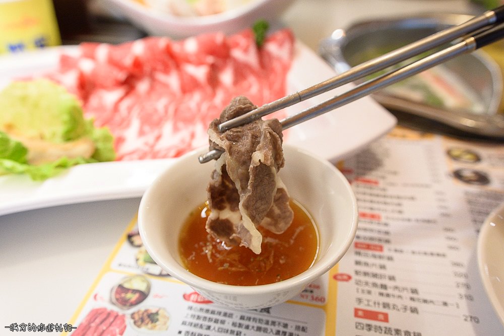 新竹竹北火鍋》冬季鍋物 阿官火鍋專家 個人獨享鴛鴦鍋 火鍋百搭的阿官沙茶醬 - 滿分的旅遊札記