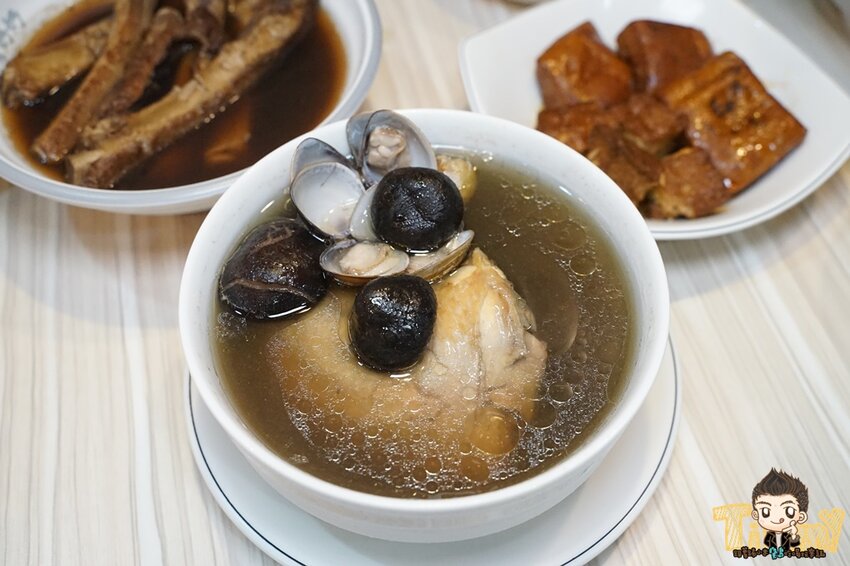 竹北藥燉排骨日賣300碗！20多種藥材熬煮美味藥燉排骨。神的雞湯平日中午也可以吃得到了！