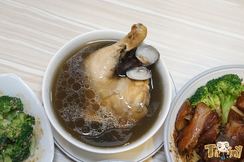 竹北藥燉排骨日賣300碗！20多種藥材熬煮美味藥燉排骨。神的雞湯平日中午也可以吃得到了！