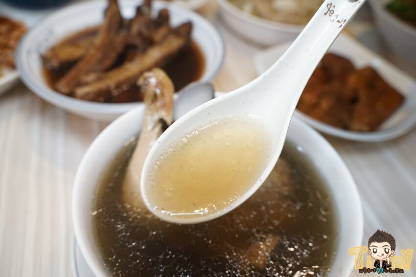 竹北藥燉排骨日賣300碗！20多種藥材熬煮美味藥燉排骨。神的雞湯平日中午也可以吃得到了！