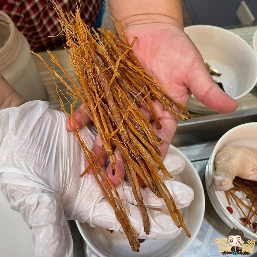 竹北藥燉排骨日賣300碗！20多種藥材熬煮美味藥燉排骨。神的雞湯平日中午也可以吃得到了！