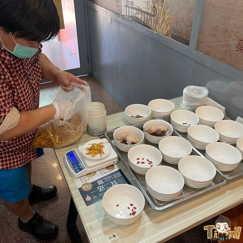 竹北藥燉排骨日賣300碗！20多種藥材熬煮美味藥燉排骨。神的雞湯平日中午也可以吃得到了！