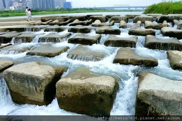 新竹~美得不要不要,IG超好拍超夯的豆腐岩來囉~壯觀之美,我們還發現一處豆腐岩秘境啊!夏天就是要清涼一下