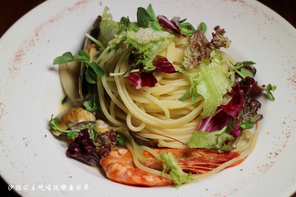 RAYCA Coffee:中山區咖啡/不限時/有插座/提供百人包場場地『RAYCA Coffee & Platform』捷運民權西路站