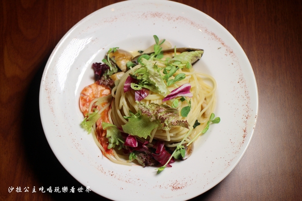 RAYCA Coffee:中山區咖啡/不限時/有插座/提供百人包場場地『RAYCA Coffee & Platform』捷運民權西路站