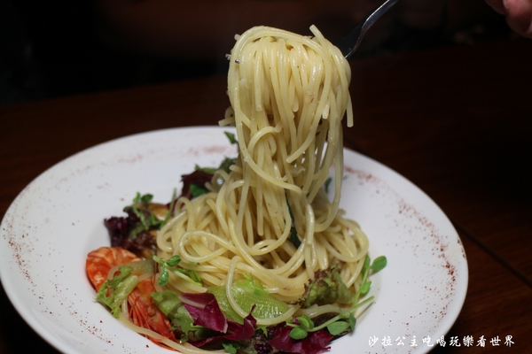 RAYCA Coffee:中山區咖啡/不限時/有插座/提供百人包場場地『RAYCA Coffee & Platform』捷運民權西路站