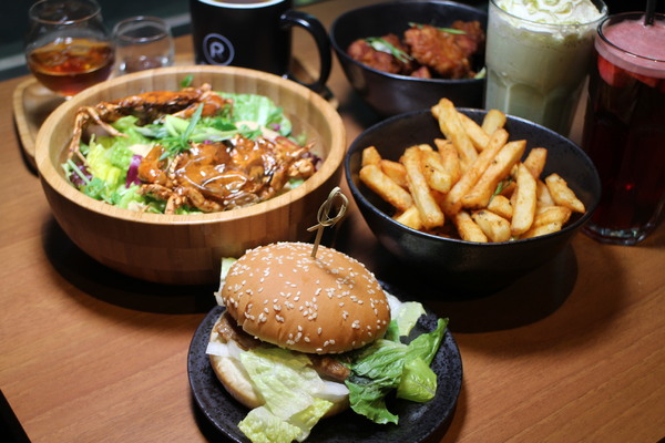 RAYCA Coffee:中山區咖啡/不限時/有插座/提供百人包場場地『RAYCA Coffee & Platform』捷運民權西路站