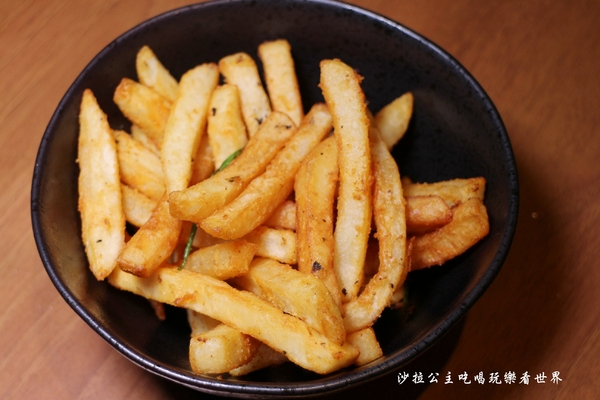 RAYCA Coffee:中山區咖啡/不限時/有插座/提供百人包場場地『RAYCA Coffee & Platform』捷運民權西路站