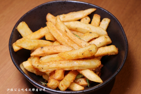 RAYCA Coffee:中山區咖啡/不限時/有插座/提供百人包場場地『RAYCA Coffee & Platform』捷運民權西路站