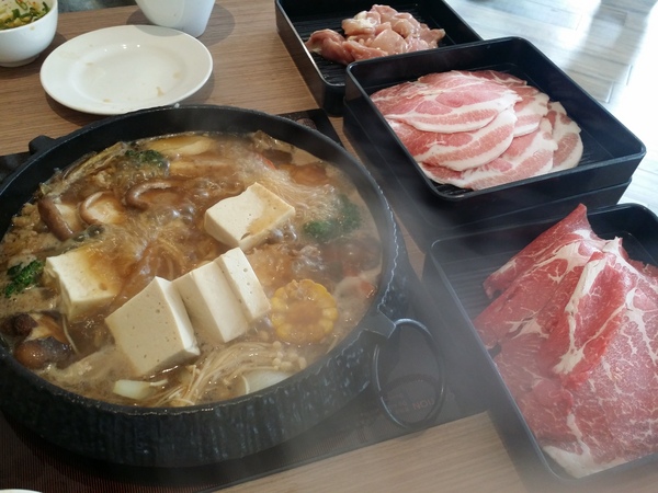 牛比蔥壽喜燒吃到飽專門店：台中北區【牛比蔥壽喜燒吃到飽專門店】 （漢口路崇德路口）