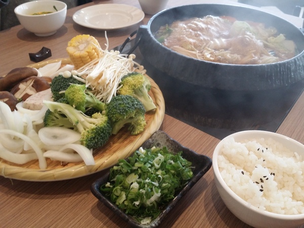 牛比蔥壽喜燒吃到飽專門店：台中北區【牛比蔥壽喜燒吃到飽專門店】 （漢口路崇德路口）