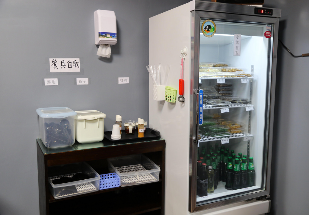 冰箱还有饮料,小菜,可以自取再结帐