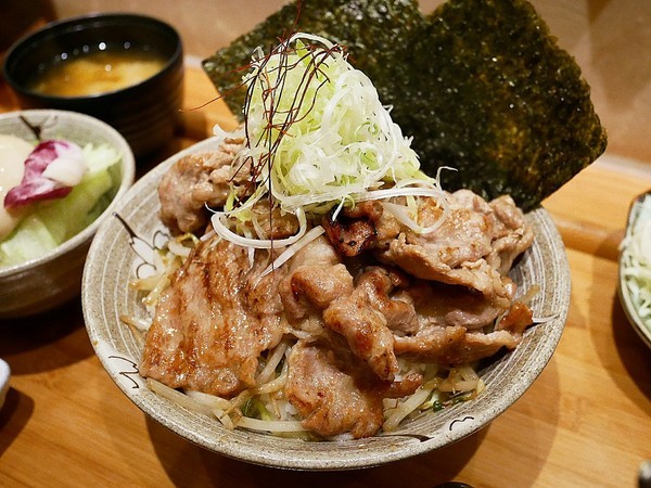 備長乂天日本燒肉定食專門店：備長日本燒肉定食專門店-逢甲特色日式定食  肉片使用備長炭兩段式熟成  串燒必嚐  沒吃太可惜