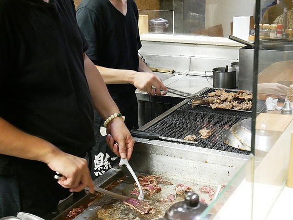 備長乂天日本燒肉定食專門店：備長日本燒肉定食專門店-逢甲特色日式定食  肉片使用備長炭兩段式熟成  串燒必嚐  沒吃太可惜