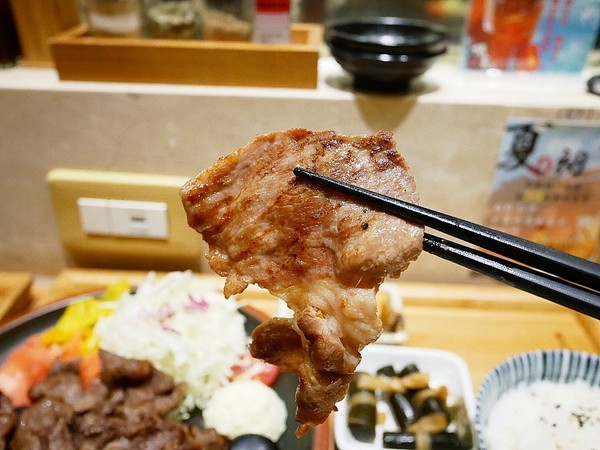 備長乂天日本燒肉定食專門店：備長日本燒肉定食專門店-逢甲特色日式定食  肉片使用備長炭兩段式熟成  串燒必嚐  沒吃太可惜