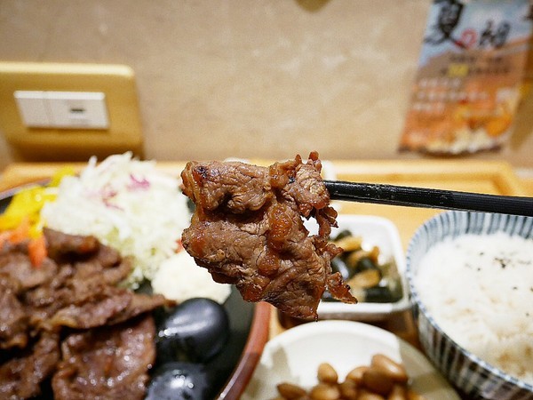 備長乂天日本燒肉定食專門店：備長日本燒肉定食專門店-逢甲特色日式定食  肉片使用備長炭兩段式熟成  串燒必嚐  沒吃太可惜