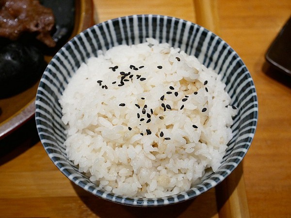 備長乂天日本燒肉定食專門店：備長日本燒肉定食專門店-逢甲特色日式定食  肉片使用備長炭兩段式熟成  串燒必嚐  沒吃太可惜