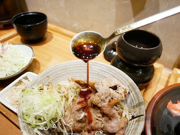 備長乂天日本燒肉定食專門店：備長日本燒肉定食專門店-逢甲特色日式定食  肉片使用備長炭兩段式熟成  串燒必嚐  沒吃太可惜