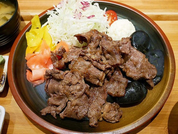 備長乂天日本燒肉定食專門店：備長日本燒肉定食專門店-逢甲特色日式定食  肉片使用備長炭兩段式熟成  串燒必嚐  沒吃太可惜