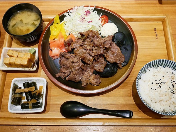 備長乂天日本燒肉定食專門店：備長日本燒肉定食專門店-逢甲特色日式定食  肉片使用備長炭兩段式熟成  串燒必嚐  沒吃太可惜