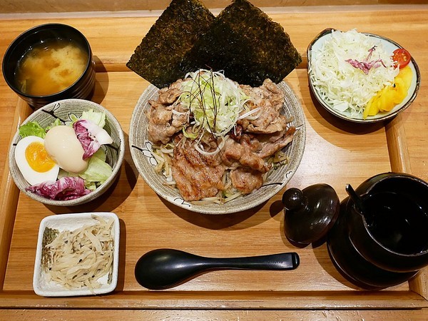 備長乂天日本燒肉定食專門店：備長日本燒肉定食專門店-逢甲特色日式定食  肉片使用備長炭兩段式熟成  串燒必嚐  沒吃太可惜