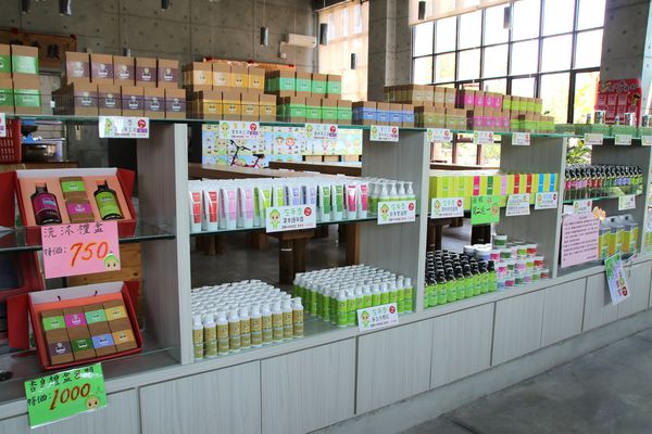 左手香故事館：【南投景點】左手香生活故事館~DIY屬於自己的天然手工皂~庭園造景結合環保的綠建築