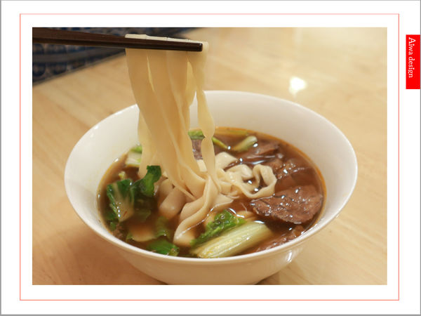 【新竹美食週記】亘記牛肉麵(亘記滷味工坊)，CHOICE等級的牛肉，佈均勻的油花，肉質上鮮嫩。冰鎮滷味，好吃不油膩-03.jpg