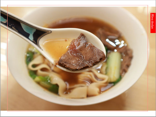 【新竹美食週記】亘記牛肉麵(亘記滷味工坊)，CHOICE等級的牛肉，佈均勻的油花，肉質上鮮嫩。冰鎮滷味，好吃不油膩-05.jpg
