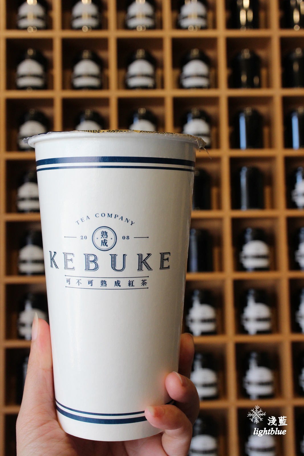 台中逢甲夜市美食：淺藍 × 可不可熟成紅茶福星店～四月底才新開幕的IG熱門飲料分店