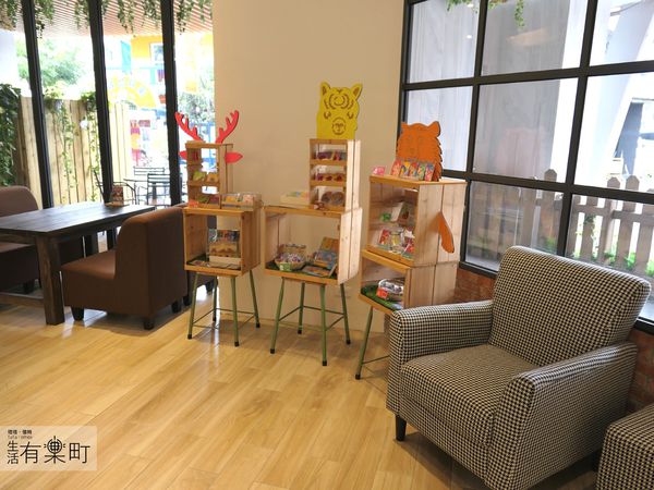 【台中住宿】綠宿行旅Green Hotel：綠色美學概念旅店，有趣互動心之光牆；來一趟說走就走的台中之旅，近草悟道廣場綠園道