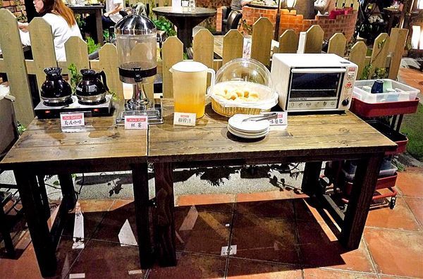 綠宿行旅：| 台中住宿 | 綠宿行旅 整棟建築採天井自然採光．結合環保與文藝氣息的創意旅館，草悟道微旅行