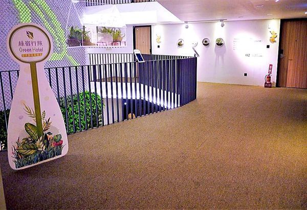 綠宿行旅：| 台中住宿 | 綠宿行旅 整棟建築採天井自然採光．結合環保與文藝氣息的創意旅館，草悟道微旅行