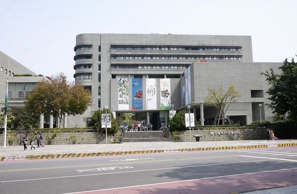 綠宿行旅：| 台中住宿 | 綠宿行旅 整棟建築採天井自然採光．結合環保與文藝氣息的創意旅館，草悟道微旅行