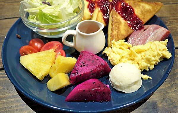 綠宿行旅：| 台中住宿 | 綠宿行旅 整棟建築採天井自然採光．結合環保與文藝氣息的創意旅館，草悟道微旅行