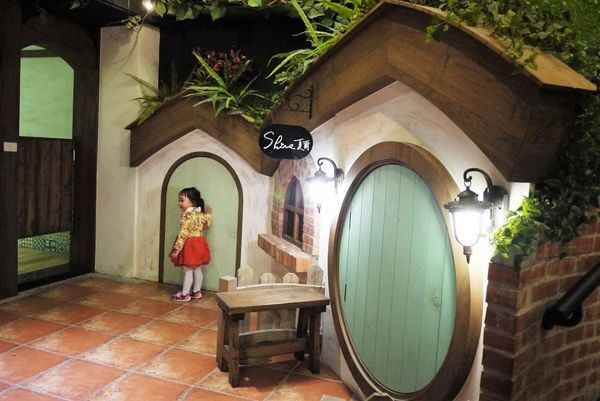 綠宿行旅：| 台中住宿 | 綠宿行旅 整棟建築採天井自然採光．結合環保與文藝氣息的創意旅館，草悟道微旅行