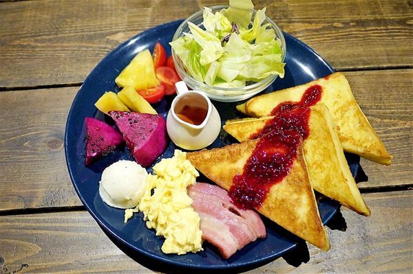 綠宿行旅：| 台中住宿 | 綠宿行旅 整棟建築採天井自然採光．結合環保與文藝氣息的創意旅館，草悟道微旅行