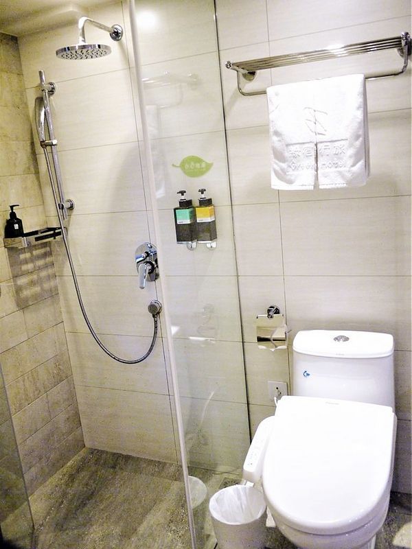 綠宿行旅：| 台中住宿 | 綠宿行旅 整棟建築採天井自然採光．結合環保與文藝氣息的創意旅館，草悟道微旅行