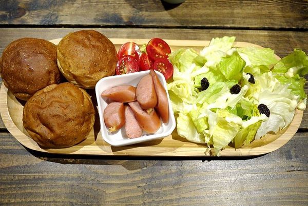 綠宿行旅：| 台中住宿 | 綠宿行旅 整棟建築採天井自然採光．結合環保與文藝氣息的創意旅館，草悟道微旅行