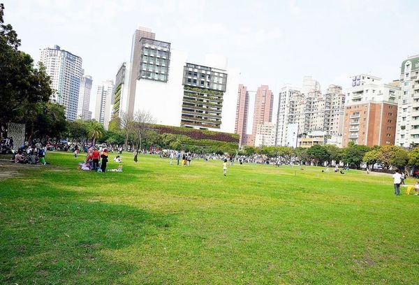 綠宿行旅：| 台中住宿 | 綠宿行旅 整棟建築採天井自然採光．結合環保與文藝氣息的創意旅館，草悟道微旅行
