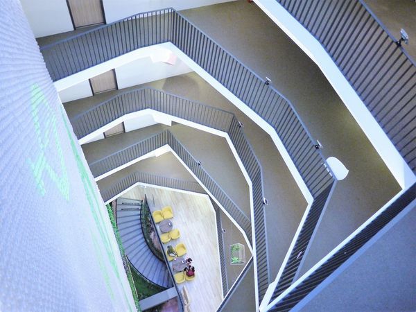 綠宿行旅：| 台中住宿 | 綠宿行旅 整棟建築採天井自然採光．結合環保與文藝氣息的創意旅館，草悟道微旅行