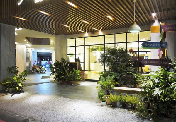 綠宿行旅：| 台中住宿 | 綠宿行旅 整棟建築採天井自然採光．結合環保與文藝氣息的創意旅館，草悟道微旅行